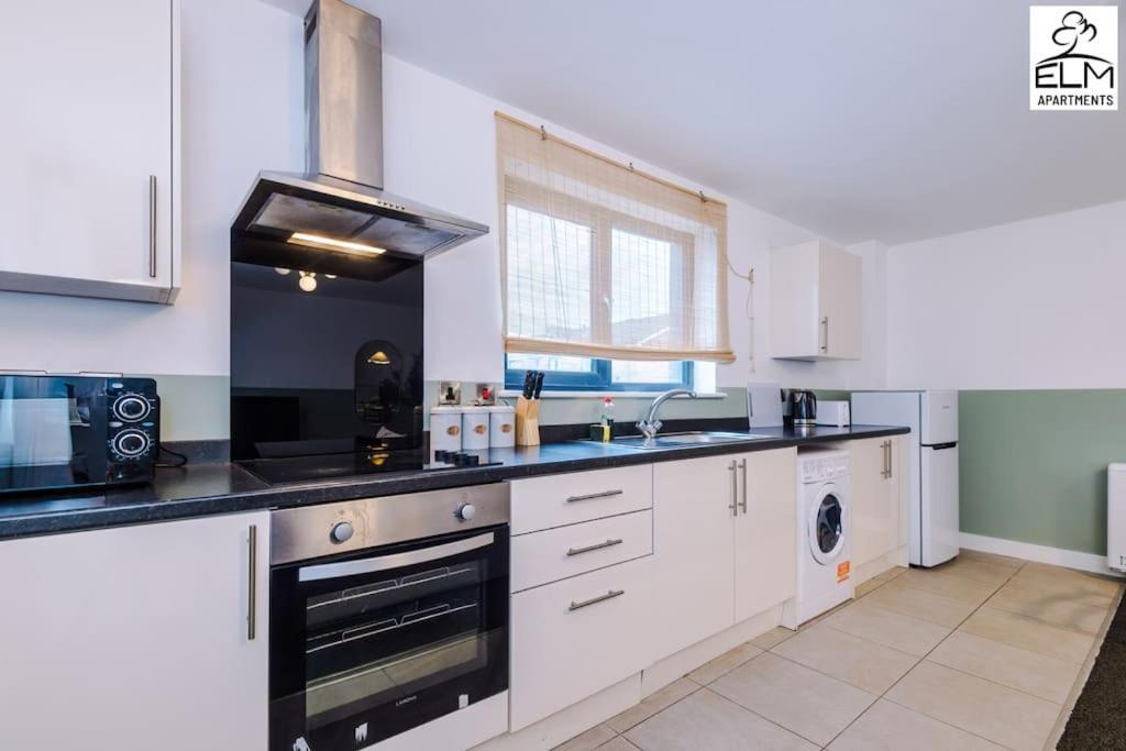 Cozy 1 Bedroom Apartment, Prime Location , Free Parking Manchester Kültér fotó